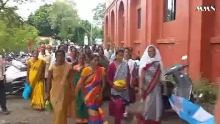 वर्धा: घनकचरा व्यवस्थापन कर्मचाऱ्यांचे ठेकेदाराने 5 महिन्यांचे वेतन न दिल्याने आली उपासमारीची वेळ:जिल्हाधिकाऱ्यांना घातले साकडे