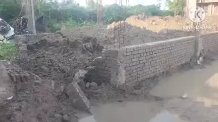 भगवानपुर: थाना परिसर में निर्माणाधीन महिला बैरक भवन की दीवार गिरी, राजद अध्यक्ष ने भ्रष्टाचार का आरोप लगाया