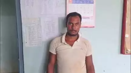 फुल्लीडूमर: फुल्लीडुमर पुलिस ने नौगांय गांव से शराब मामले में फरार एक आरोपी को गिरफ्तार कर भेजा जेल