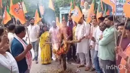 जामताड़ा: सुभाष चौक पर बीजेपी कार्यकर्ताओं ने किया मुख्यमंत्री का पुतला दहन, भोगनाडीह लाठीचार्ज की निंदा