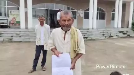 मऊ: मऊ के बरिया निवासी वृद्ध ने पड़ोसियों पर धोखाधड़ी कर उनकी जमीन बेचने का आरोप लगाया, शिकायत लेकर पहुंचे डीएम कार्यालय