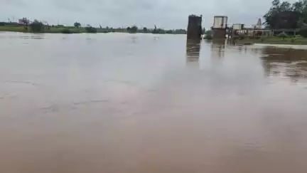 हातकणंगले: इचलकरंजीसह पश्चिम महाराष्ट्रात मुसळधार पावसामुळे पंचगंगा नदी धोका पातळीकडे,लहान पुल दुसऱ्यांदा वाहतुकीस बंद