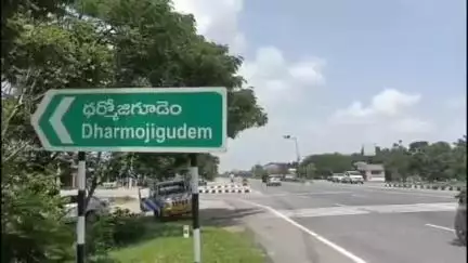 చౌటుప్పల్: ధర్మోజీగూడెంలోని జైలారా డ్రగ్స్ కంపెనీ ముందు ఆందోళన చేపట్టిన స్థానిక రైతులు, నష్టపరిహారం చెల్లించాలని డిమాండ్