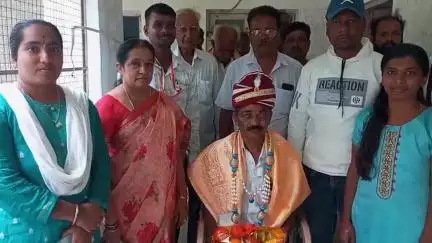 ಮಳವಳ್ಳಿ: ಹಲಗೂರಿನ ರೇಷ್ಮೆ ಕೃಷಿ ವಿಸ್ತರಣಾಧಿಕಾರಿಗಳ ಕಚೇರಿಯಲ್ಲಿ ರೇಷ್ಮೆ ವಿಸ್ತರಣಾಧಿಕಾರಿ  ಜೆ ವಿ ಶ್ರೀನಿವಾಸ್ ಗೌಡ ಅವರಿಗೆ ಸನ್ಮಾನ
