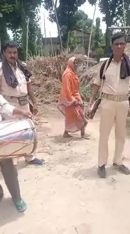 कटिहार जिला के बरारी (सेमापुर) थाना कांड संख्या-275/16 में अभियुक्त श्रीराम पंडित पिता वासो पंडित ग्राम सकरैली थाना बरारी सेमापुर जिला कटिहार के विरुद्ध विधिवत इश्तेहार का तामिला किया गया।