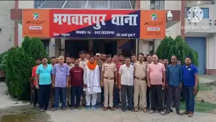 भगवानपुर: थाना परिसर में चौकीदार रासदेव पासवान के सेवानिवृत्त होने पर विदाई समारोह आयोजित किया गया