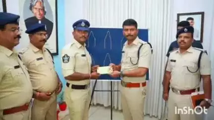 తిరుపతి ఎస్పీ కార్యాలయంలో శ్రీకాళహస్తి పోలీసులకు రివార్డులు అందించిన ఎస్పీ హర్షవర్ధన్ రాజు