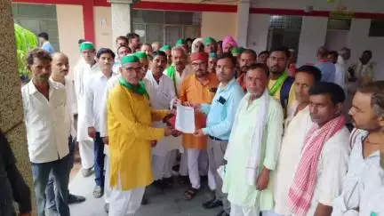 कालपी: कालपी गल्ला मंडी परिसर में भाकियू ने मासिक पंचायत का आयोजन किया, किसानों की समस्याओं का ज्ञापन सौंपा