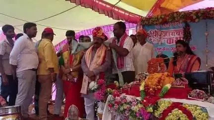 चकरनगर: नगला जोर गांव की चर्चित भागवत में विधायक ने की शिरकत, राजकुमार यादव ने दर्जनों लोगों को चांदी की मूर्ति भेंट की