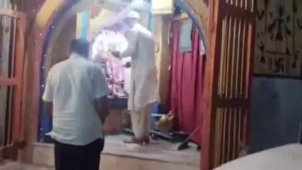 बांधवगढ़: गांधी चौक स्थित भोलेनाथ मंदिर में पुजारी जी द्वारा की गई संध्या आरती