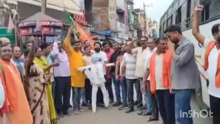 चतरा: भाजपाइयों ने केशरी चौक पर झारखंड सरकार के हेमंत सोरेन का पुतला दहन कर विरोध जताया