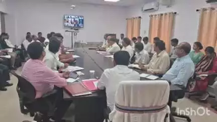 बांका: समाहरणालय में डीएम ने जिला स्तरीय पदाधिकारियों के साथ की बैठक, दिए आवश्यक दिशा निर्देश
