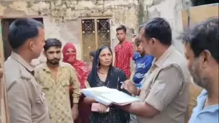 हसनपुर: हसनपुर में मोती वाली मस्जिद के पास दिनदहाड़े मकान के ताले तोड़कर हुई हजारों की चोरी