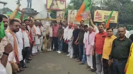 धनबाद/केंदुआडीह: रणधीर वर्मा चौक पर हूल दिवस पर सिदो-कान्हू के वंशजों पर लाठीचार्ज के विरोध में भाजपा का पुतला दहन