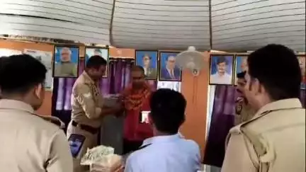बिसवां: रेउसा थाने में थानाध्यक्ष समेत पूरे स्टाफ ने दीवान को समारोह पूर्वक विदाई दी