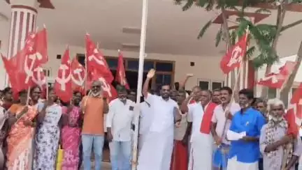 குஜிலியம்பாறை: தாலுகா அலுவலகத்தில் அதிகாரிகளை கண்டித்து மார்க்சிஸ்ட் கம்யூனிஸ்ட் கட்சியினர் ஆர்ப்பாட்டம்