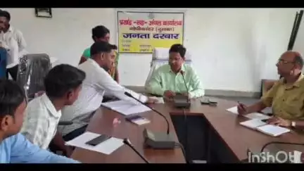 गोपीकांदर: गोपीकांदर प्रखंड सभागार में बीडीओ की अध्यक्षता में जनता दरबार का आयोजन किया गया