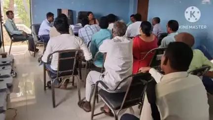 थरथरी: थरथरी मुख्यालय स्थित पुराने अस्पताल में मतदाता सूची पुनरीक्षण कार्यक्रम पर बीडीओ ने बीएलओ के साथ बैठक की