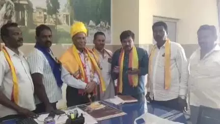ಮಳವಳ್ಳಿ: ಪಟ್ಟಣದ ಸಾರ್ವಜನಿಕ ಆಸ್ಪತ್ರೆಯಲ್ಲಿ ದಲಿತ ಸಾಹಿತ್ಯ ಪರಿಷತ್ ಹಾಗೂ ಕನ್ನಡ ಸಾಹಿತ್ಯ ಪರಿಷತ್ ವತಿಯಿಂದ ವೈದ್ಯರಿಗೆ ಸನ್ಮಾನ