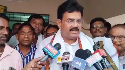तखतपुर: कांग्रेस नेता और विधायक अटल श्रीवास्तव ने एसडीएम कार्यालय का घेराव किया, किसानों ने बिजली और राशन की समस्या उठाई