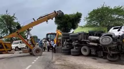 बुहाना: ढाणी लगरिया वाली के पास रोड़ी से भरा डंपर अनियंत्रित होकर पलटा, ड्राइवर को आई चोटें