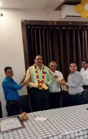 महेश्वर: सांदीपनी स्कूल महेश्वर के वरिष्ठ लेखापाल परमानंद बार्चे हुए सेवा निवृत किया गया विदाई समारोह