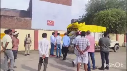 जलालाबाद: महाराणा प्रताप चौराहे के पास मंडी सचिव ने अवैध रूप से ले जाए जा रहे चावल भरी पिकअप गाड़ी को पकड़ा