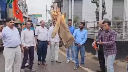 लोहरदगा: पावरगंज चौक पर भाजपा ने सीएम हेमंत सोरेन का पुतला दहन किया, आदिवासी समाज पर सरकार के दमन का विरोध