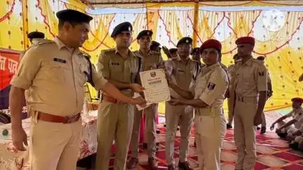 नवादा: पुलिस अधीक्षक अभिनव धीमान ने नव चयनित पुलिस कर्मियों को प्रमाण पत्र देकर किया सम्मानित