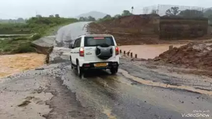 ଲକ୍ଷ୍ମୀପୁର: କୋରାପୁଟ- ଲକ୍ଷ୍ମୀପୁର ଜାତୀୟ ରାଜପଥ ବଙ୍ଗଳାଗୁଡ଼ା 
 ଅସ୍ଥାୟୀ ପୋଲରୁ କମିଲା ଜଳସ୍ତର,ଜାତାୟତ ସ୍ବଭାବିକ