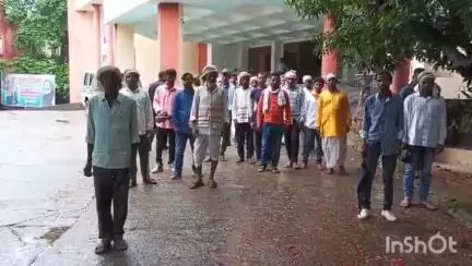 लातेहार: मुकदमे की परेशानी से निजात पाने के लिए सरयू प्रखंड के ग्रामीणों ने लातेहार में उपायुक्त को ज्ञापन सौंपा