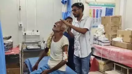 काको: वृद्ध मां से मारपीट कर रहे बेटे को रोकने पर पिता को पीटा, राहगीर ने कराया इलाज