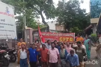 జులై 9న సమ్మెలో పాల్గొంటున్నామని మున్సిపల్ కమిషనర్ సమ్మె నోటీసు ఇచ్చిన ఫెడరేషన్ రాష్ట్ర కమిటీ సభ్యులు జగన్మోహన్రావు