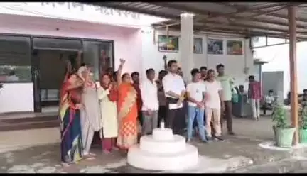 ऋषिकेश: बैराज क्षेत्र के लोगों ने नगर निगम के आगे किया प्रदर्शन, पार्षद अभिनव मलिक के नेतृत्व में रोजगार छीनने का आरोप