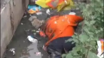 नांदेड: नवीन मोंढा परिसरातील मुख्य रस्त्यावरील नाली मध्ये एका इसमाचा मृतदेह आढळून आला. शिवाजीनगर पोलीस पुढील तपास करीत आहे