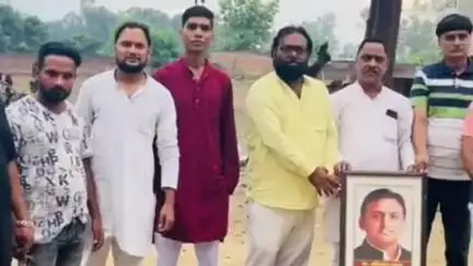 महमूदाबाद: महमूदाबाद विधानसभा में सपा कार्यकर्ताओं ने सपा के राष्ट्रीय अध्यक्ष अखिलेश यादव का जन्मदिन केक काटकर मनाया