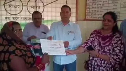 महाराजगंज: बछरावां सीएससी में वन महोत्सव के अंतर्गत जन्मे बच्चों को दिए गए पौधों और ग्रीन गोल्ड सर्टिफिकेट