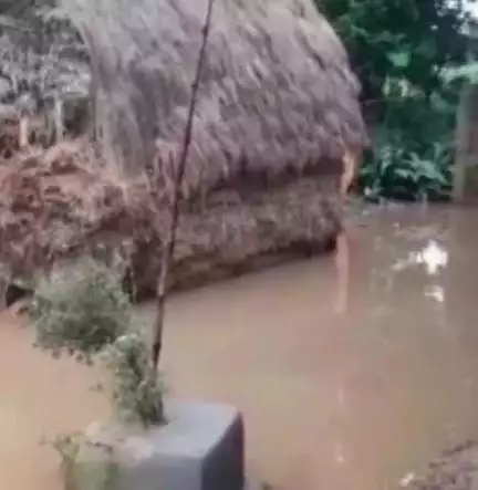 बोराम: लगातार बारिश से पटमदा और बोङाम में जनजीवन अस्त-व्यस्त, कई कच्चे मकान ढहे