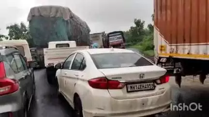 पेठ: कोटंबी घाटात प्रचंड वाहनांची गर्दी वाढल्याने 12 तासापासून गुजरात कडची ट्रॉफीक जाम
