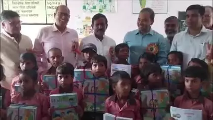 ज्ञानपुर: बैरा प्राथमिक विद्यालय में नव प्रवेशित बच्चों का स्वागत जिला पंचायत अध्यक्ष और डीएम ने तिलक लगाकर किया
