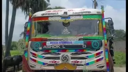 रजौन: बामदेव गांव के पास रजौन पुलिस ने छापेमारी कर एक ओवरलोडेड गिट्टी ट्रक किया जब्त, ग्रामीण रास्ते से हो रही थी आवाजाही