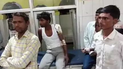 सीतापुर: नैमिष में तेज रफ्तार मोटरसाइकिल अनियंत्रित होकर सड़क पर पलट गई, जिसमें दो लोग घायल हुए
