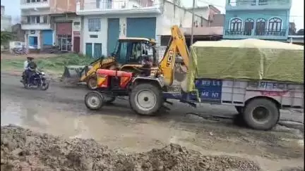 हरदोई: नानक गंज झाला में पीडब्ल्यूडी की लापरवाही, वैकल्पिक नाला खोदकर दुकानों व घरों के आगे मिट्टी के ढेर लगा गए