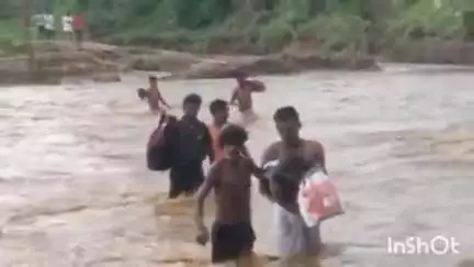 लातेहार: नेवाड़ी पंचायत: भारी बारिश से घरों में कैद ग्रामीण, ज़रूरत पर नदी पार करने को मजबूर