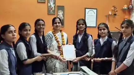 कालापीपल: कालापीपल में डॉक्टर्स डे पर शिशु मंदिर के विद्यार्थियों ने चिकित्सकों का किया सम्मान