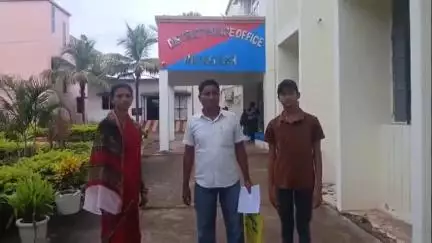 ନୟାଗଡ: ଥାନା ଅଧିକାରୀଙ୍କ ଅମାନବୀୟ ଅତ୍ୟାଚାର ପାଇଁ, ଜିଲ୍ଲା ଜିଲ୍ଲା ମୁଖ୍ୟ କାର୍ଯ୍ୟାଳୟ ରେ ଅତିରିକ୍ତ ଆରକ୍ଷୀ ଅଧିକ୍ଷକ ଙ୍କୁ ଦାବି ପତ୍ର ପ୍ରଦାନ