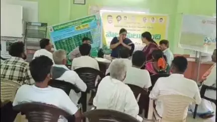 రాయదుర్గం: 74ఉడేగోళంలో జరిగిన పొలం పిలుస్తోంది కార్యక్రమంలో పాల్గొని పంటల సాగుపై రైతులకు అవగాహన కల్పించిన వ్యవసాయ ఉపసంచాలకులు పద్మజ