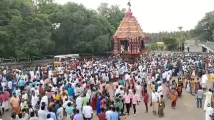 காரைக்குடி: சாக்கை உய்யவந்தம்மன் கோயில் ஆனித் தேரோட்டம் ஏராளமான  பக்தர்கள் பங்கேற்பு