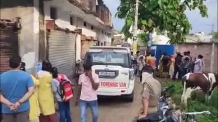 गोंडा: इमलिया गुरुदयाल में एक बंद घर से आ रही दुर्गंध, पुलिस ने दरवाजा तोड़कर पाया युवक का शव