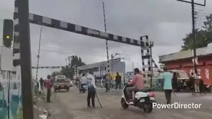 नैनपुर: नगर पालिका हाकर गैंग ने नगर में घूम रहे आवारा पशुओं को कांजी हाउस पहुंचाया